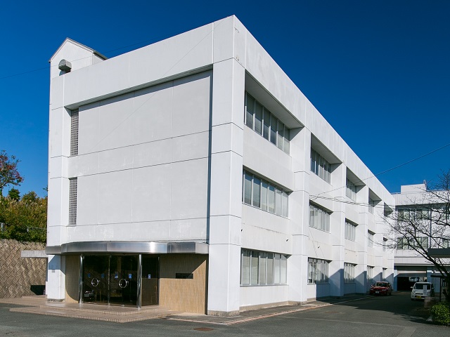 【本館】基礎知識や自動車の理論を学ぶ学科教室があるほか、事務室や職員室、女子専用の更衣室もあります。