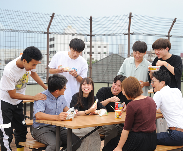 本館ルーフガーデン。各校舎の屋上は休憩時間やランチタイムに、クラスメイトや先生と語らう解放的な空間です。