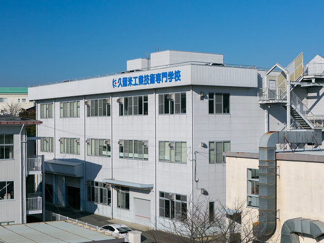 【２号館】検査ラインやオートリフト、四輪ホイールアライメントテスターなど、本格的な実習を行うための最新設備が揃っています。