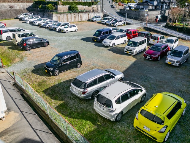 【学生駐車場】学生専用の広々とした駐車場。KICでは車やバイクでの通学が可能です。  
