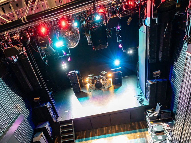 ライブホール:スタジアムやドームツアーで使用されるハウスコンソールをはじめ、音響、照明のプロフェッショナルモデルを導入した、150名収容のライブホールです。