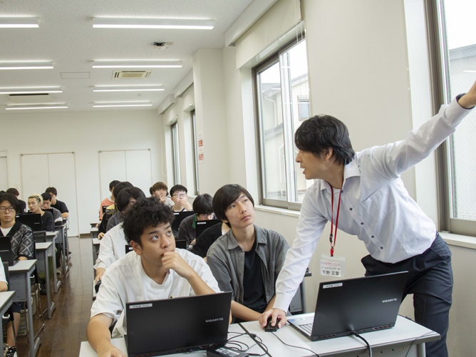 PC実習室では1人1台のノートPCを使って演習を行います。