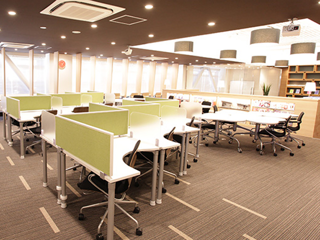 VISTA SILC Individual Hub。パーティションで囲まれた一人で集中して勉強したい人のためのスペース。