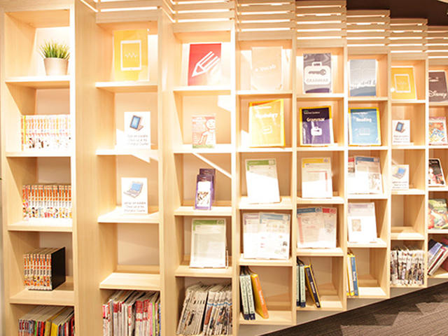 VISTA SILC Digital Book/Materials Corner。電子書籍や、学習教材を配置したラックを入口横に設置。