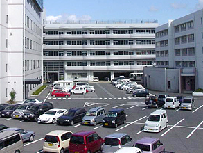 【駐車場・駐輪場】学生専用の駐車場を完備していますので、マイカーやバイクで通学できます。自動車224台、バイク160台を駐車することができます。