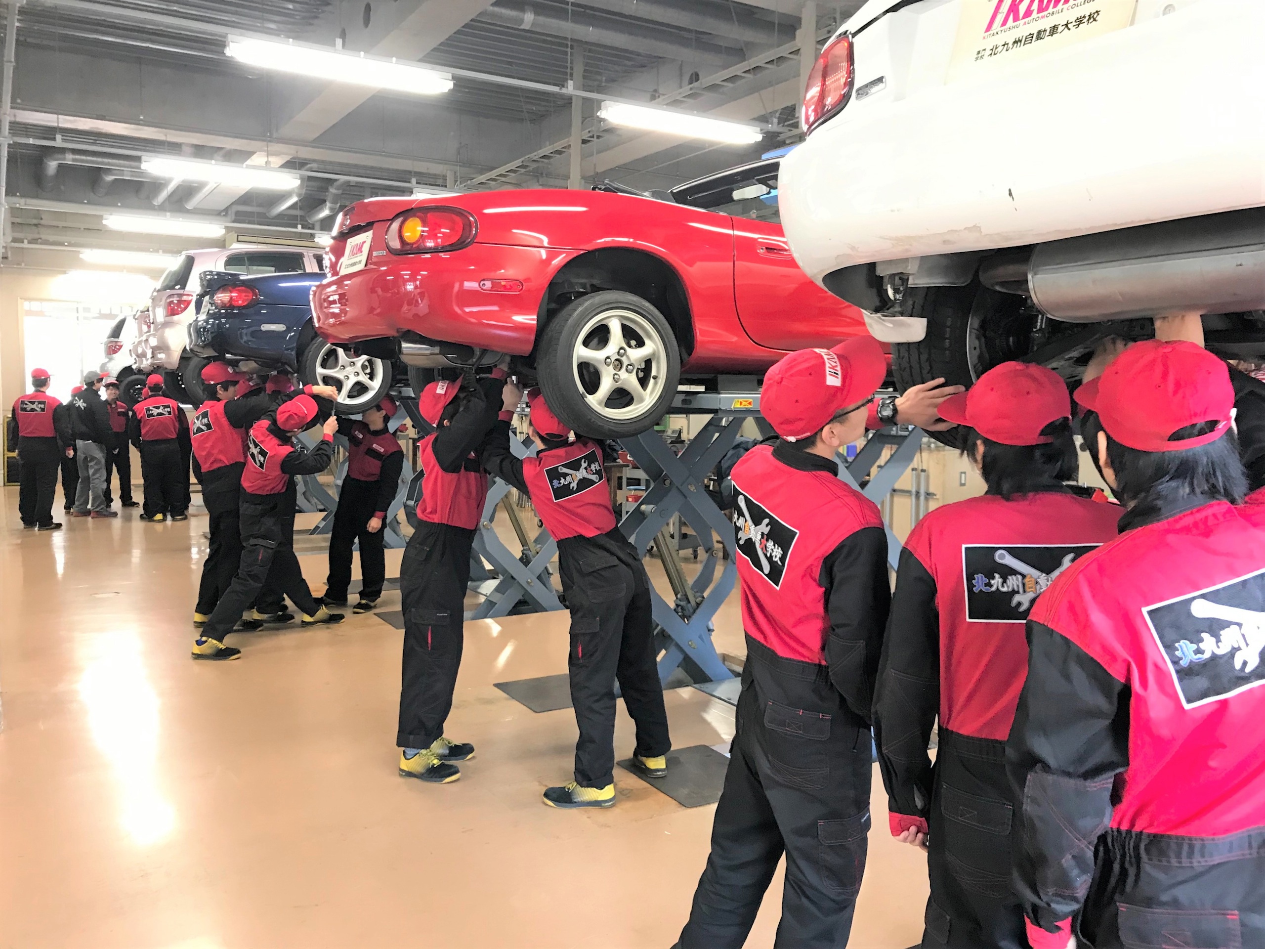 【自動車実習場】シャシ実習場。タイヤ、ブレーキ、ハンドル、サスペンションなどの構造や点検の勉強をします。