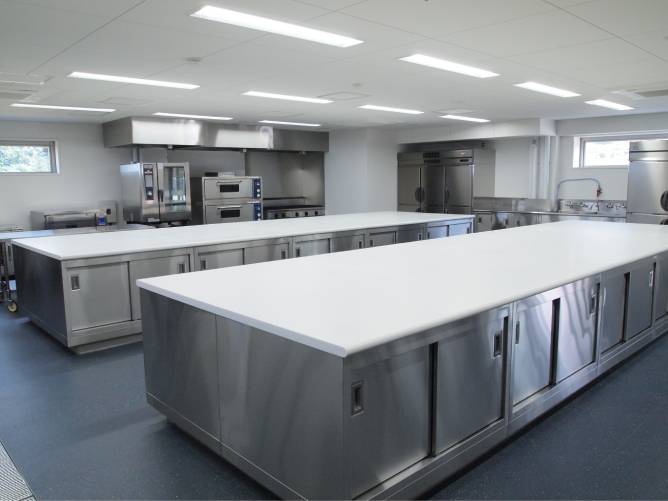 加工実習室(安倍校舎)： 製菓・製パン、加工品製造を実習。大きなマーブルテーブルが特徴です。