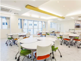 【レストラン実習室】レストランサービス実習でお客様をお迎えし、オーダーを取り、料理を提供するなど、一連の動きを学びます。