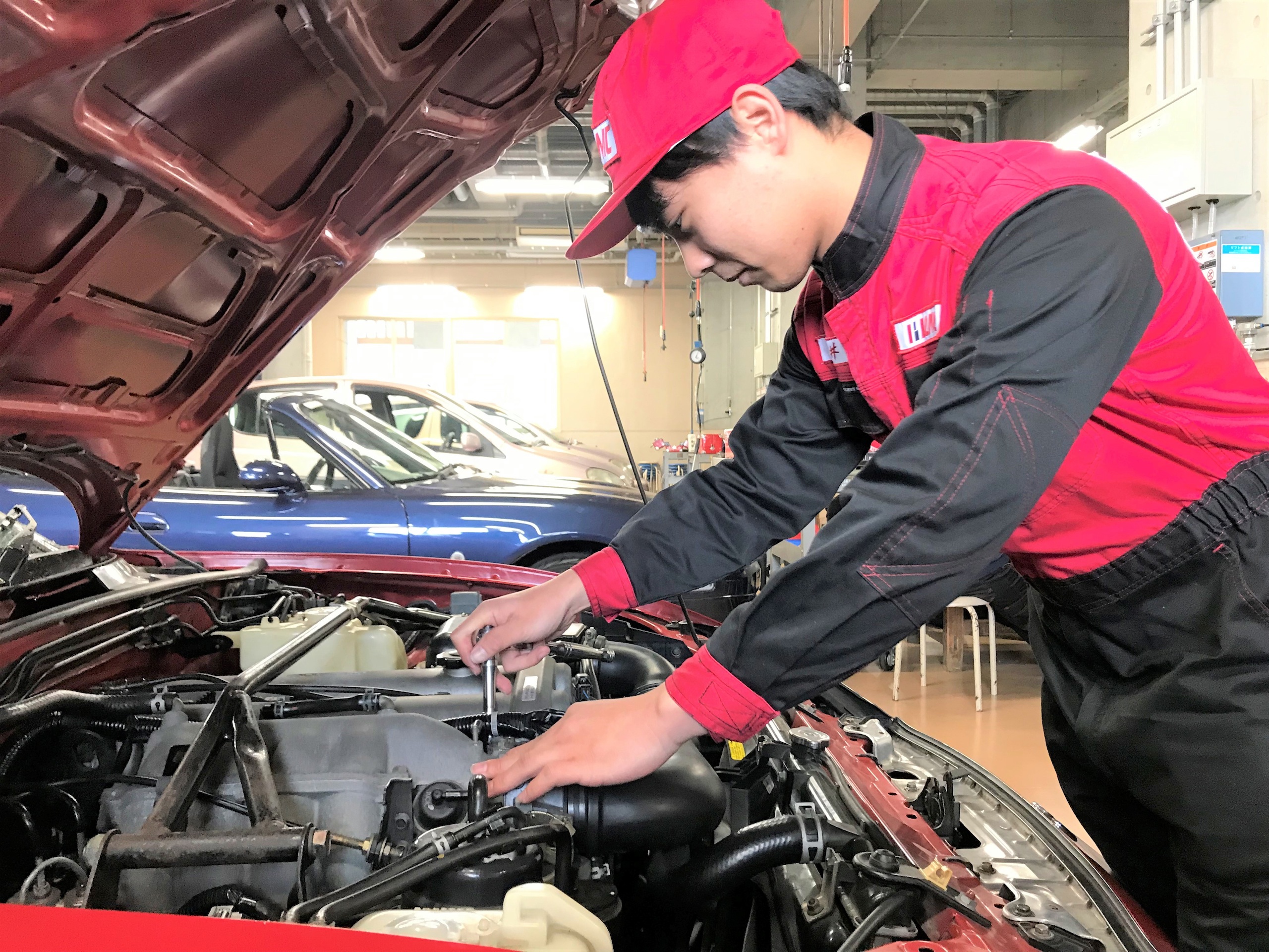 【自動車実習場】エンジン実習場。さまざまな車両を用いてエンジンの電子制御のしくみや故障診断などの勉強をします。