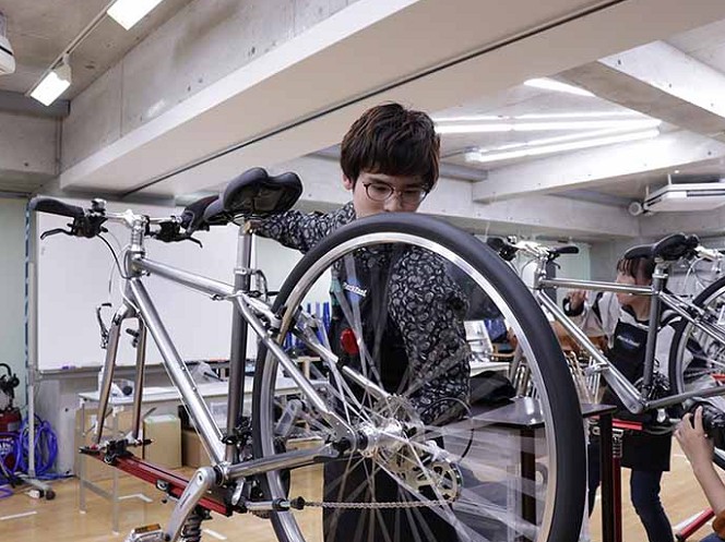 制作教室（自転車）：一人ひとり適切な作業スペースを確保した制作教室。プロの工房と同じ仕様です。