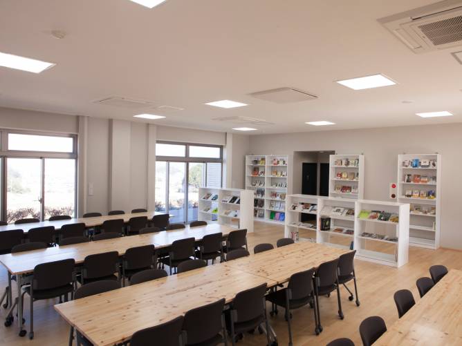 図書ラウンジ(安倍校舎)：料理・食に関する書籍や情報機器を配置し、学生の自主学習を支援。