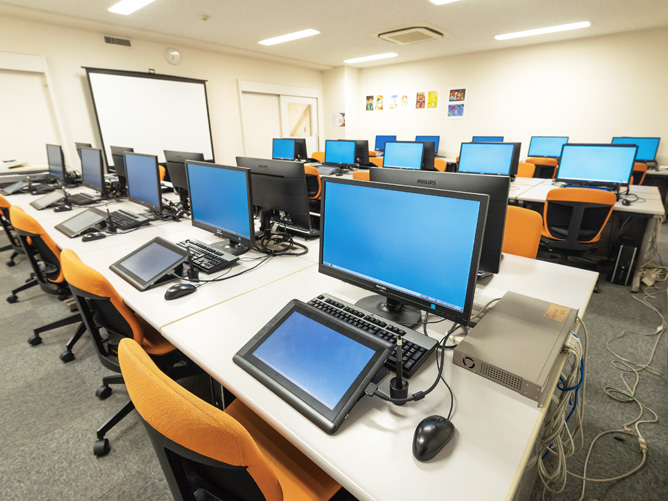 【パソコン実習室】高スペックで大画面のパソコンに、画面に直接描画できる「液晶タブレット」を完備しています。