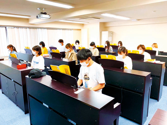 1人1台の電子ピアノで練習できるピアノ室