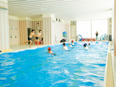 20メートルの温水プール。室内なので、年中いつでも泳ぐことができます。