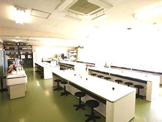 第一実習室：さまざまな成分検査などを行い、その結果を分析して、科学的根拠に基づいた診断を導いていきます。