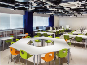 【デザインスタジオ】グラフィックデザインやマンガ作品の制作、ミーティング、プレゼンテーションなど、クリエイティブな仕事に必要なスキルが修得できるスペースです。