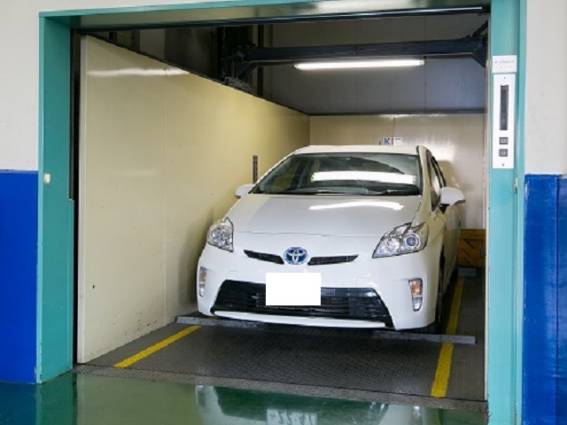 【大型エレベーター】車１台がまるまる入るエレベーターで、各階へ実習車両を運びます。