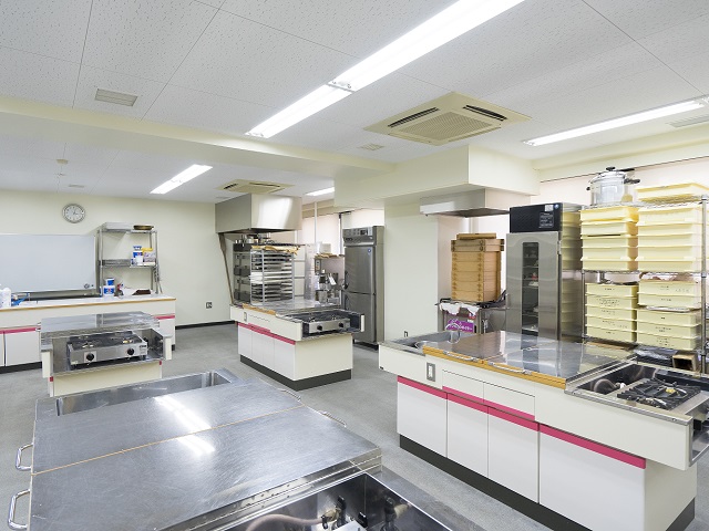 【製菓・製パン実習室】充実した備品と機材が揃っている