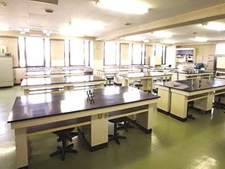 第二実習室：微生物や血液に含まれる細胞を観察。自分の目で正常な細胞と異常なものの違いを確認します。 