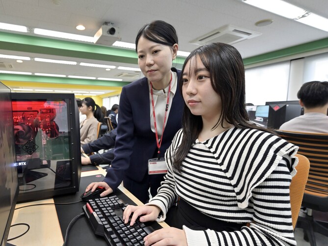 専門資格だけでなく、実務で必須のPC操作もしっかり身につける