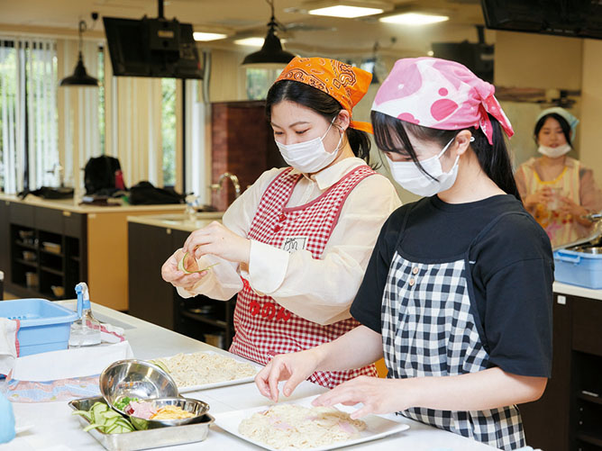 お菓子実習室ではプロ仕様のキッチンで調理を学べる