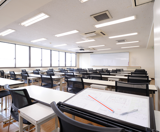 建築製図室。専用の製図板で、いつでも設計製図に取り組める環境を用意。線の引き方から丁寧に指導します。
