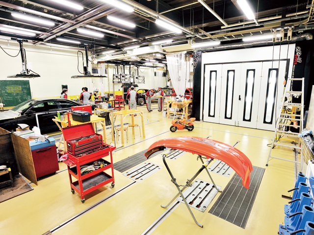 板金塗装用の実習室は、企業も見学に来る最新設備。