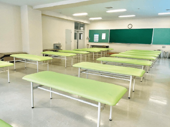 治療室：医療・介護施設と同じベッドの並ぶ治療室で、患者さんへの対応を学びます。