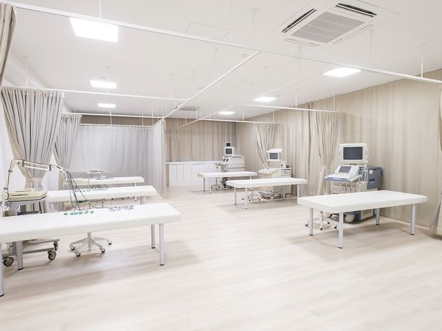 生理検査実習室：心電計や脳波計、超音波診断装置を使い、その操作方法はもちろん、患者さんとの接し方も学びます。