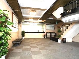 エントランス：正面の受付であらゆる事務手続きができます。また、奥には教務室があるため、質問に来る学生も多く、いつも和やかな雰囲気です。