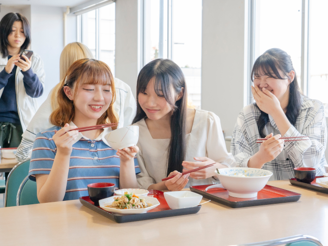 学生食堂：定番のラーメンやうどん、日替わりの定食などが食べられます。
