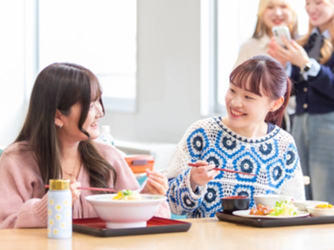 学生食堂や売店もあります。