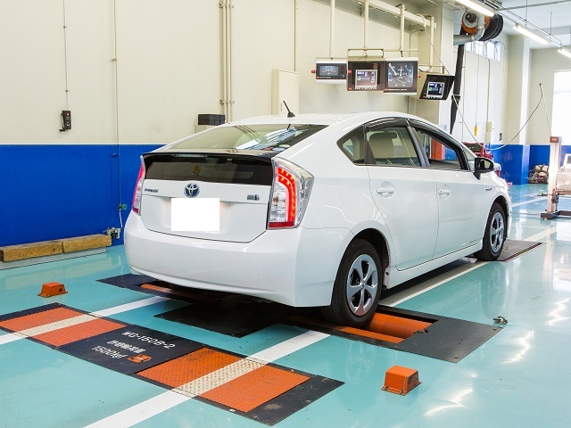 【検査ライン】車検業務等で、陸運局で実際に使用される車検ラインと同じ並びを再現。検査業務や検査機器の使用方法を学びます。