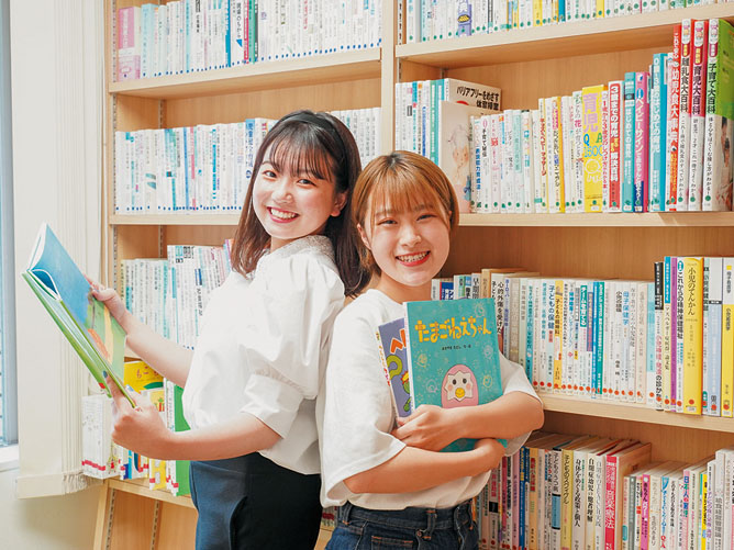 絵本や保育関連の専門書が充実した図書コーナー