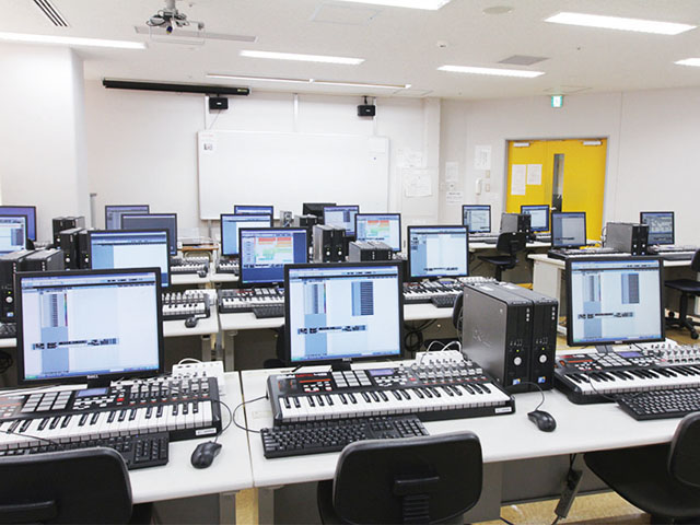 [DTM演習室]シーケンスソフト（Cubase）を使用してオーディオ・MIDIを扱います。DTM やDAW の基礎から中級までに対応。またFinaleを使った楽譜浄書も習得します。