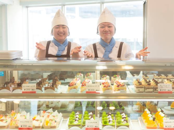 休み時間にグループ校で製菓を学ぶ学生が作ったお菓子・パンが買えちゃう!もちろんおいしい!