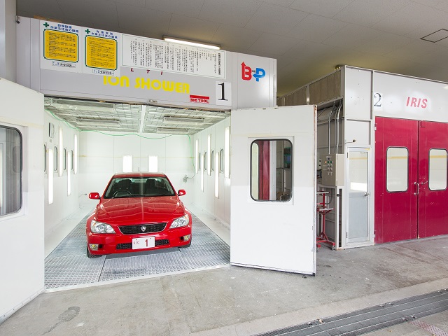 【塗装ブース】塗装実習のための高性能ブースを２つ設置。排気装置と高温装置を備え、安全性と効率性に優れています。