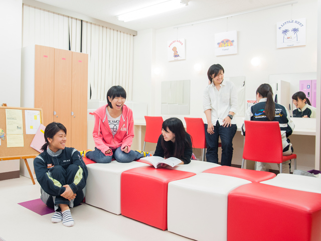 先輩・後輩の仲が良い女子学生。専用パウダールームはいつもにぎやか。