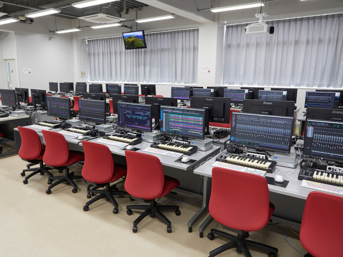 Macintosh Room。デジタルレコーディングシステム「Pro Tools」はもちろん、音楽制作ソフト「Digital Performer」など、音楽制作に欠かせないソフトを完備しています。
