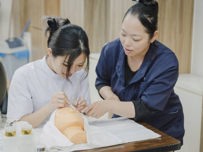 大阪中央理容美容専門学校の講師