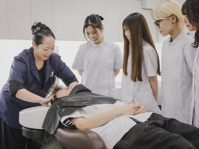 大阪中央理容美容専門学校の講師