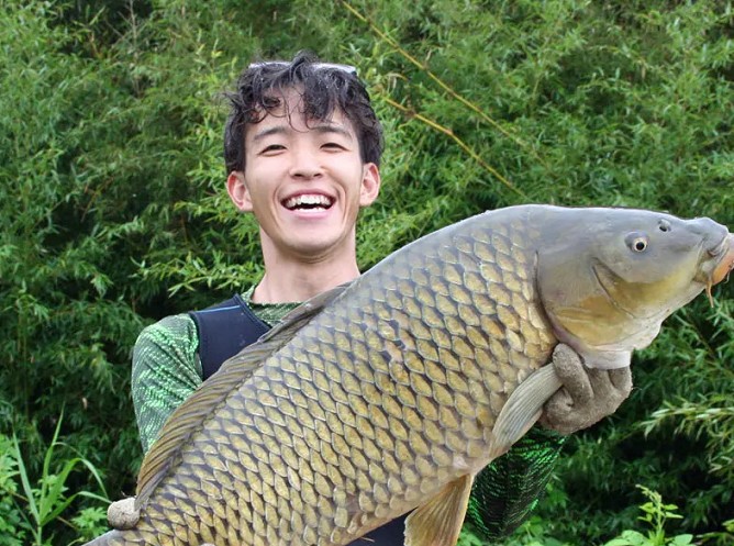 緒方悠輝也先生：農学博士。沿岸域魚類の分布や生態の研究を行い、その派生としての図鑑や絵本、かるたなどの制作経験も。フィールドワークが得意。