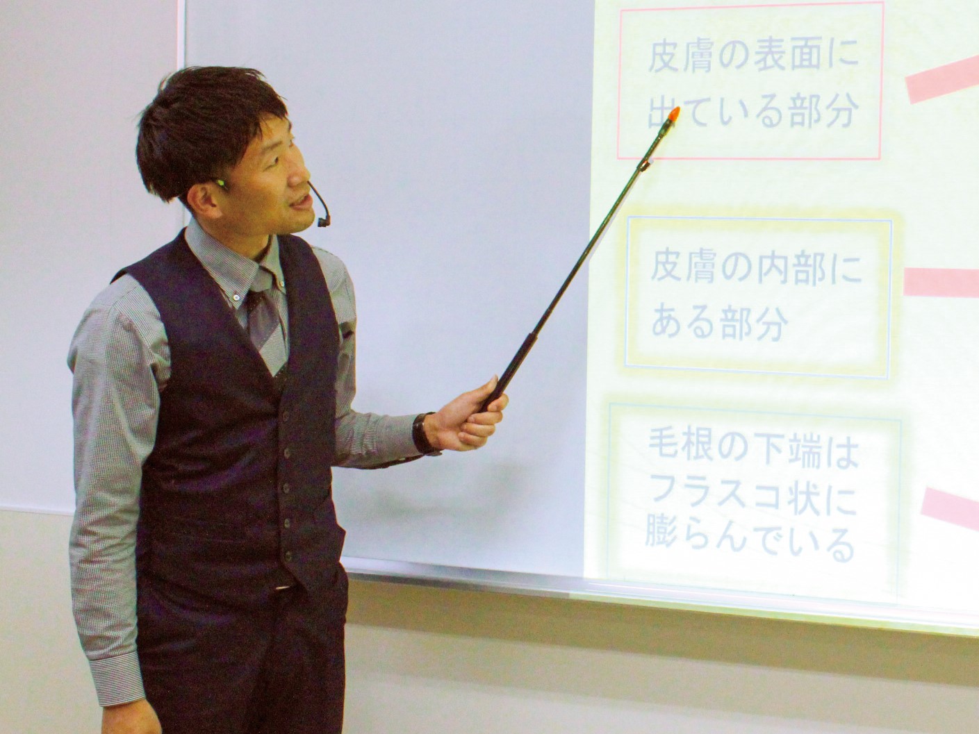 【教員】相原先生。面白く、わかりやすい指導を心がけ、次にどうしたらよいかを考える学生になって欲しい。
