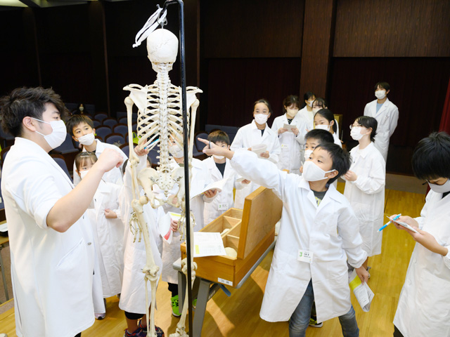 ひらめき☆ときめきサイエンス－金沢医科大学プログラム－
「からだを透かして見てみよう　－透明人間できるかな？－2023」3