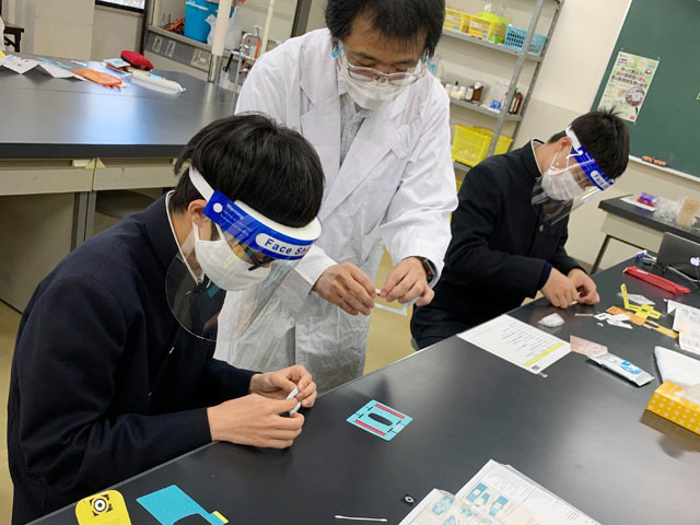 高圧力で“調べ隊”：深海の高圧力に耐える生物を見つけよう！
（ひらめき☆ときめきサイエンス～ようこそ大学の研究室へ～KAKENHI）1