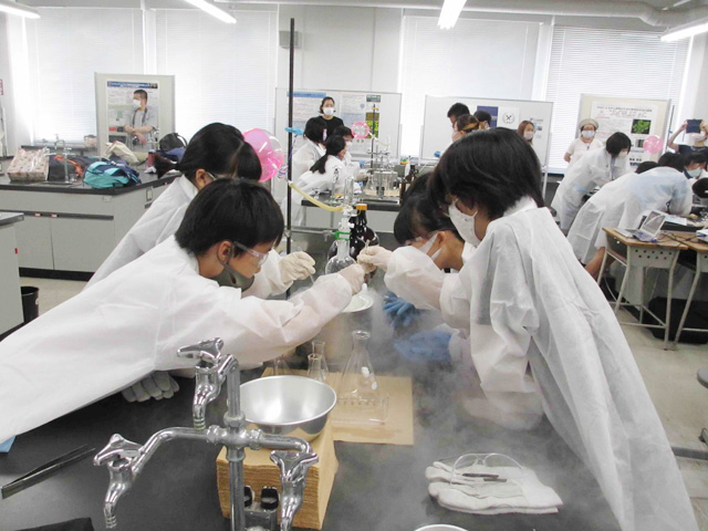 ひらめき☆ときめきサイエンス～ようこそ大学の研究室へ～KAKENHI
マイナス１００度の世界　～元素でつながる分子の世界～3
