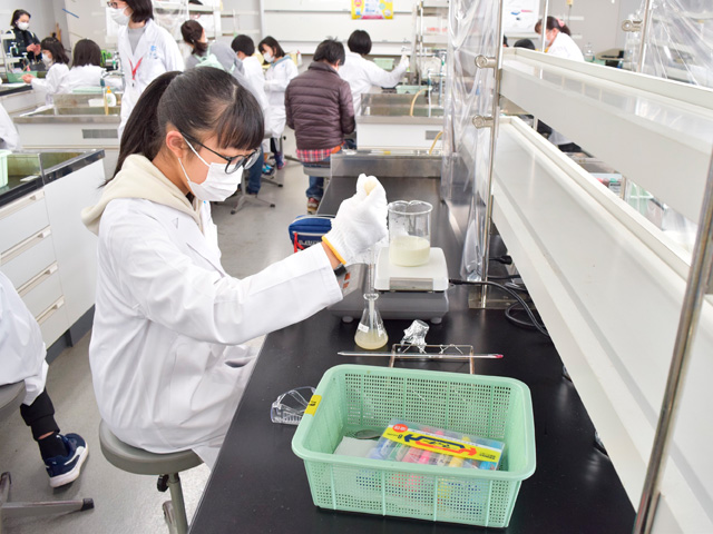 キッズ＆ジュニアサイエンススクール ～薬の不思議編～
大学の模擬薬局で薬剤師の仕事を体験しよう！【中学生の部】3