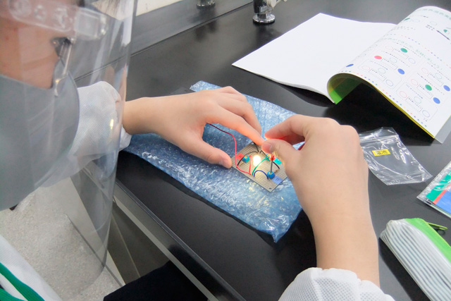 ひらめき☆ときめきサイエンス～ようこそ大学の研究室へ～ＫＡＫＥＮＨＩ
光のふしぎな世界を学んでみよう！3
