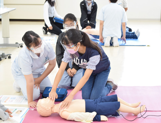 小中学生のための看護体験講座「集まれ未来の看護師さん！」3